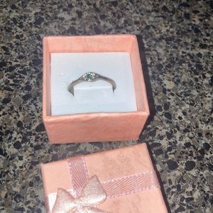 Néw emerald & crystal ring